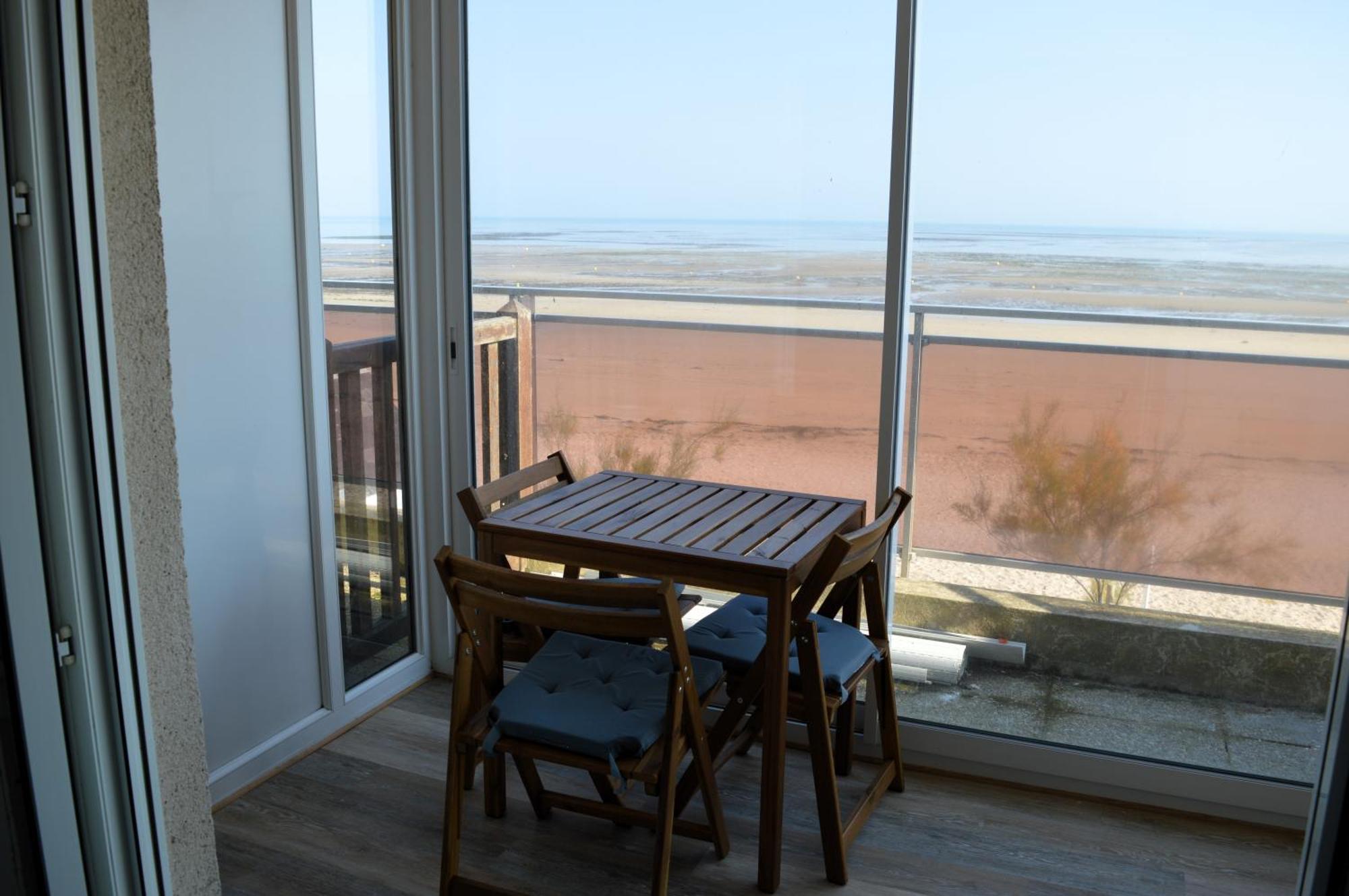 Mettons Les Voiles - Appt Vue Mer Avec Loggia Bernieres-sur-Mer Bagian luar foto